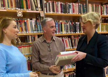 Δωρεά βιβλίων από Ρένα Δούρου του ΣΥΡΙΖΑ-ΠΣ