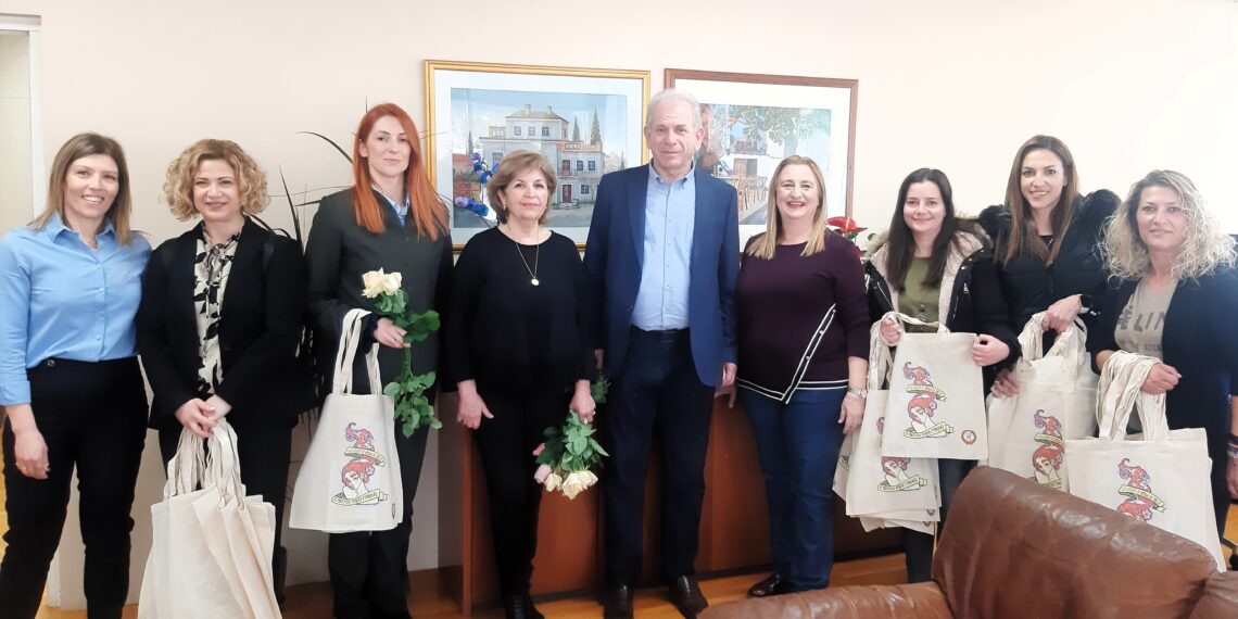 Ο Δήμαρχος Αιγάλεω Λάμπρος Σκλαβούνος τίμησε τις γυναίκες εργαζόμενες του Δήμου