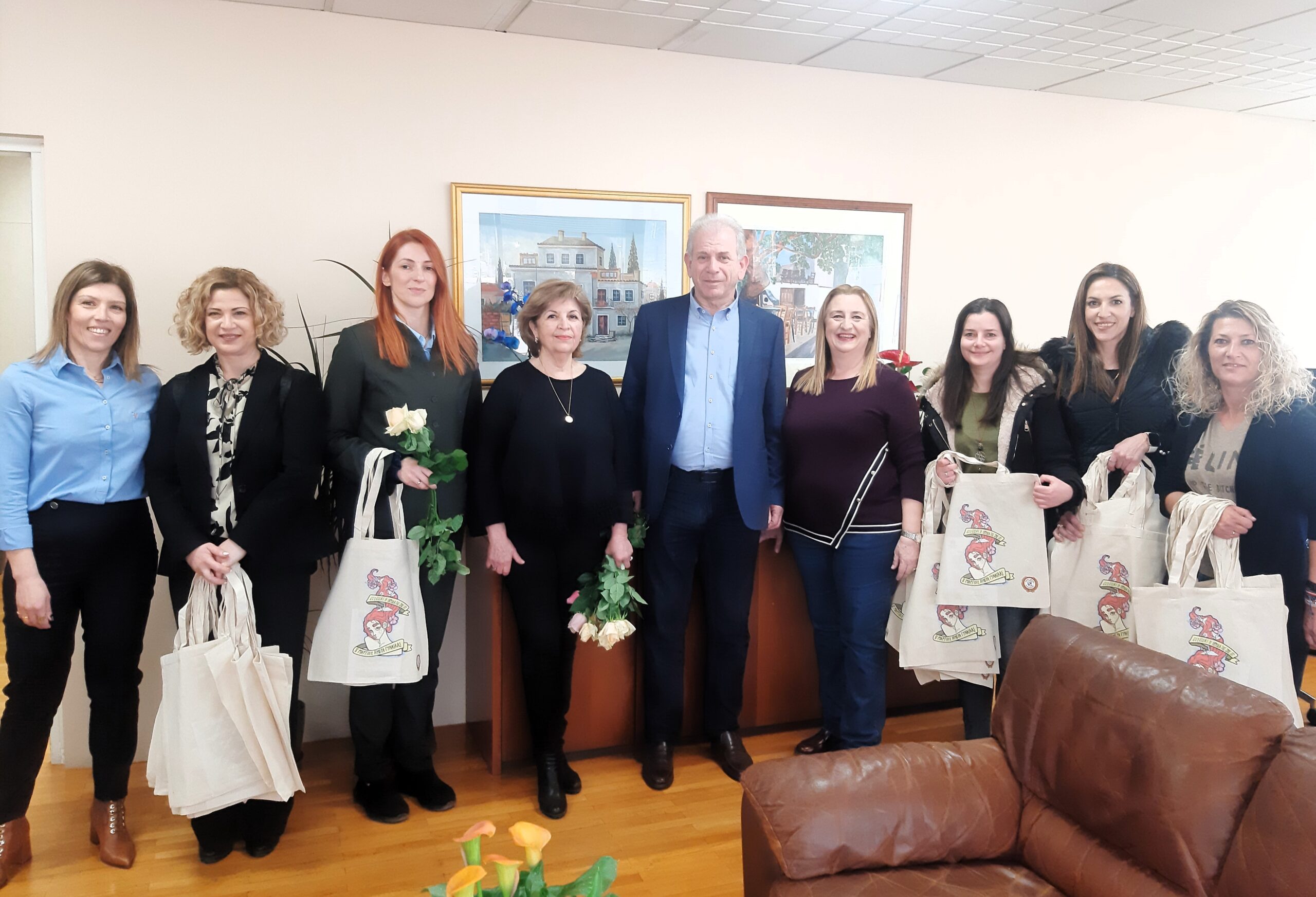 Ο Δήμαρχος Αιγάλεω Λάμπρος Σκλαβούνος τίμησε τις γυναίκες εργαζόμενες του Δήμου