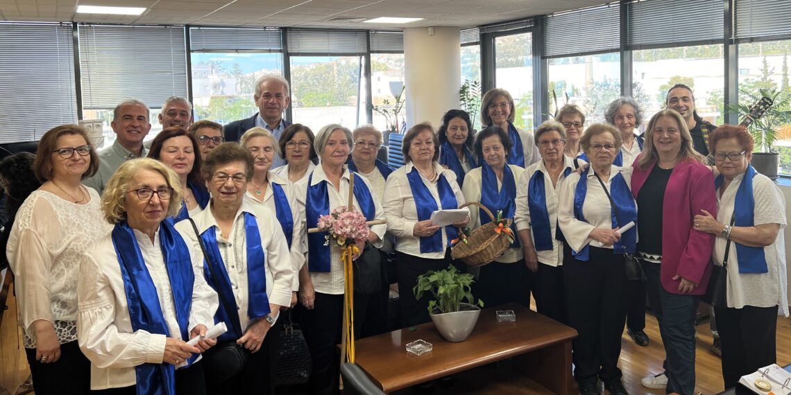 Τα κάλαντα του Λαζάρου έψαλλαν στον Δήμαρχο Αιγάλεω Λάμπρο Σκλαβούνο τα μέλη του 4ου  ΚΑΠΗ Αιγάλεω