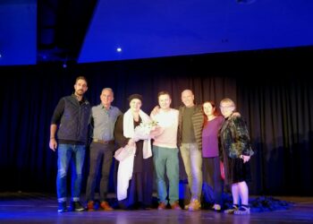 Συγκίνησε το κοινό η «Κυρά της Ρω» στην αντιφασιστική δράση του Δήμου Αιγάλεω