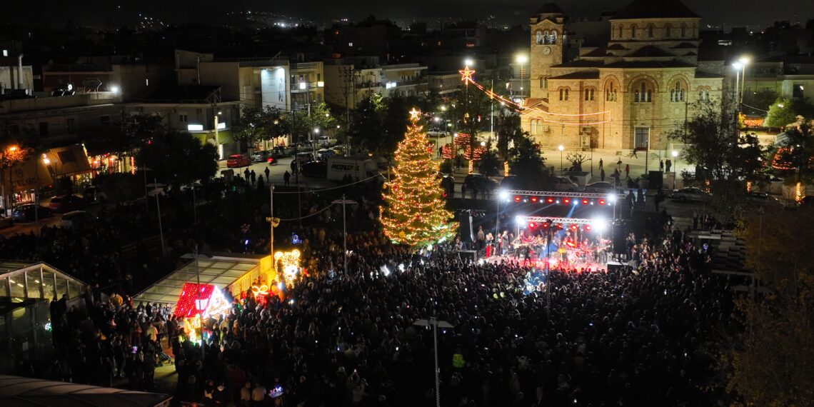 Το Χριστουγεννιάτικο δέντρο της πόλης μας φωτίστηκε με λάμψη και χαρά!
