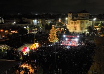 Το Χριστουγεννιάτικο δέντρο της πόλης μας φωτίστηκε με λάμψη και χαρά!