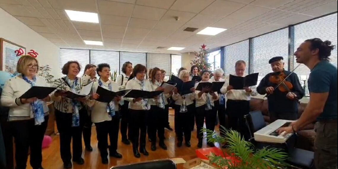 Τα ΚΑΠΗ του Αιγάλεω έφεραν το πνεύμα των Χριστουγέννων στο Δημαρχείο