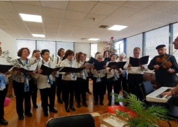 Τα ΚΑΠΗ του Αιγάλεω έφεραν το πνεύμα των Χριστουγέννων στο Δημαρχείο