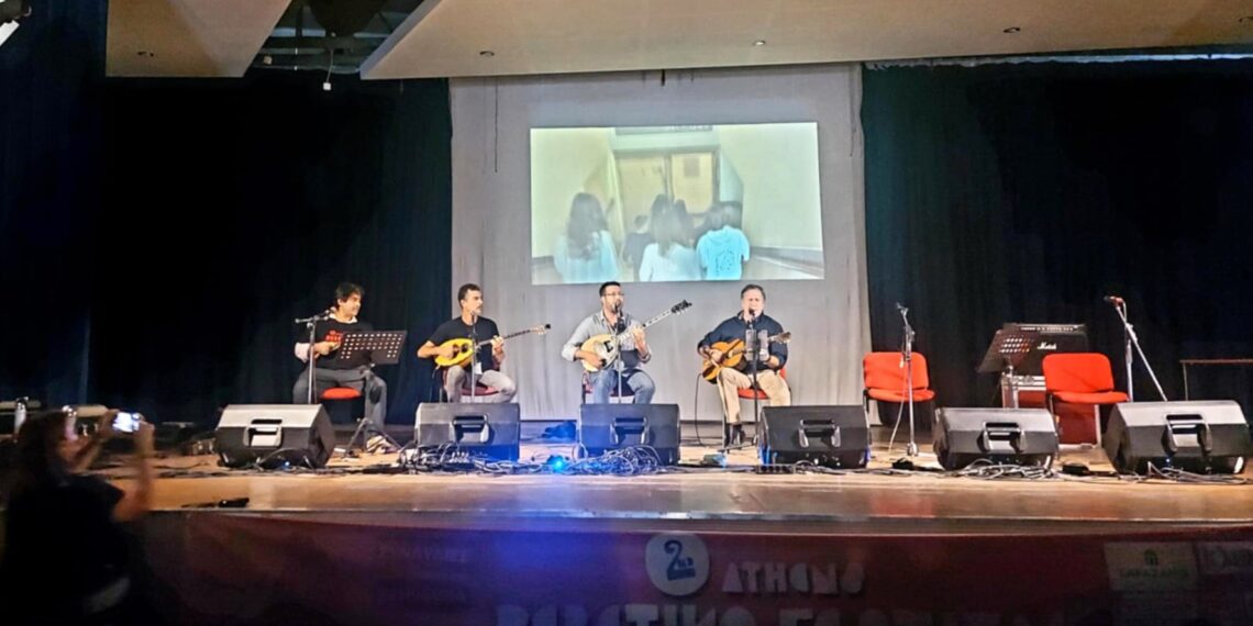 Το «Αντιφασιστικό Ρεμπέτικο» ένωσε φωνές και συναισθήματα στο Αιγάλεω