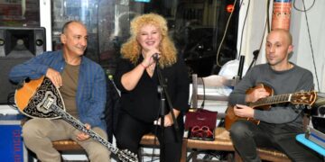 “Αναγέννηση” μνήμης και γλεντιού — το ταξίδι του λαϊκού τραγουδιού ξεκίνησε