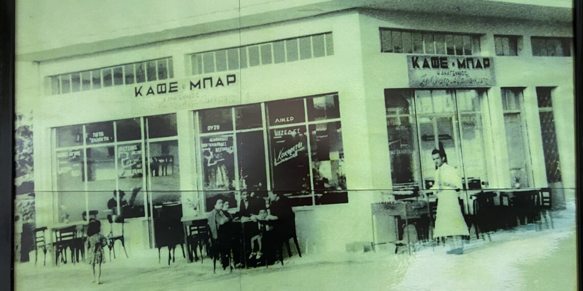 Τα καφενεία στις γειτονιές του Αιγάλεω ξαναζωντανεύουν τη μουσική μας παράδοση