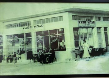 Τα καφενεία στις γειτονιές του Αιγάλεω ξαναζωντανεύουν τη μουσική μας παράδοση