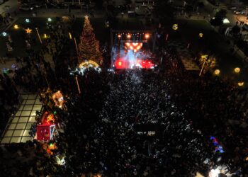 Το Αιγάλεω άναψε το Χριστουγεννιάτικο δέντρο του και η πόλη μπήκε σε γιορτινούς ρυθμούς!