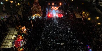 Το Αιγάλεω άναψε το Χριστουγεννιάτικο δέντρο του και η πόλη μπήκε σε γιορτινούς ρυθμούς!