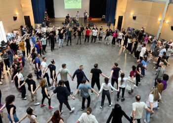 #ΣΥΝ_χορεύουμε • #ΣΥΝ_προσφέρουμε • #ΣΥΝ_ενισχύουμε