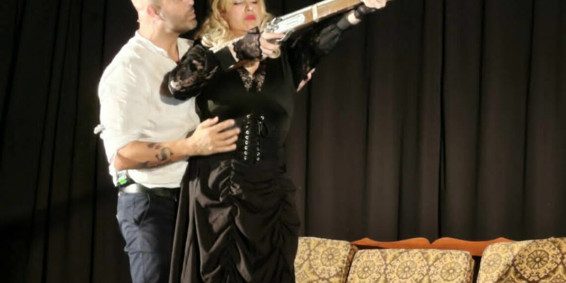 «Μια πενθισμένη χήρα και μια πρόταση γάμου» στο Ελληνικό Μολύβι – Θεατρική βραδιά με γέλιο και ανατροπές