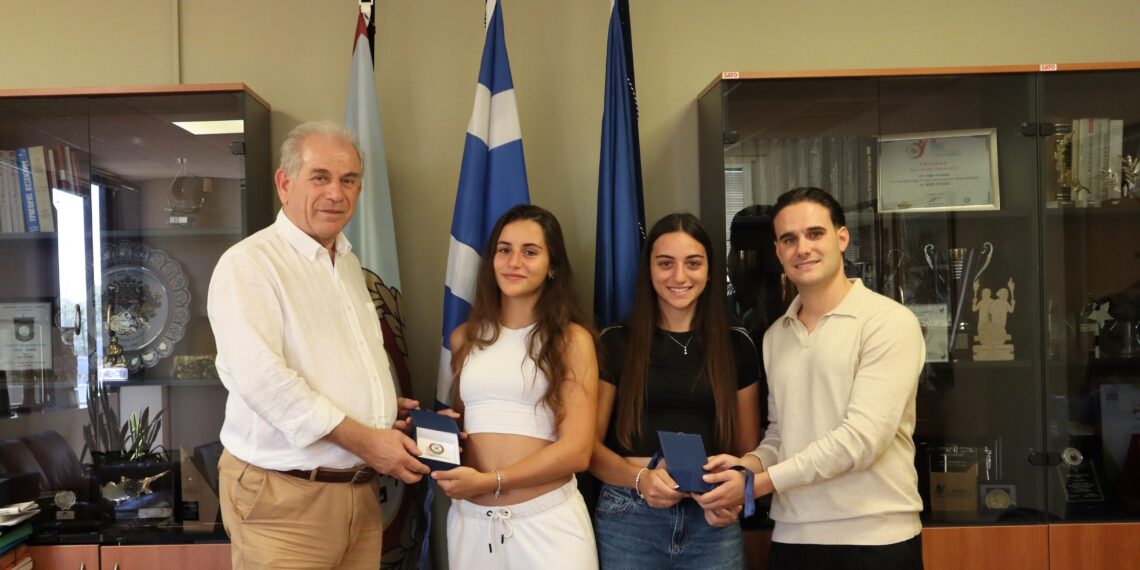 Ο Δήμος Αιγάλεω τίμησε τις αδελφές Αλίκη και Νικολέττα-Ολίνα Κωνσταντινίδου για τις διακρίσεις τους στην Ιππική Αντοχή